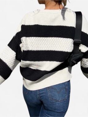 A New Day Classic Women Black & White Striped Knit Sweater